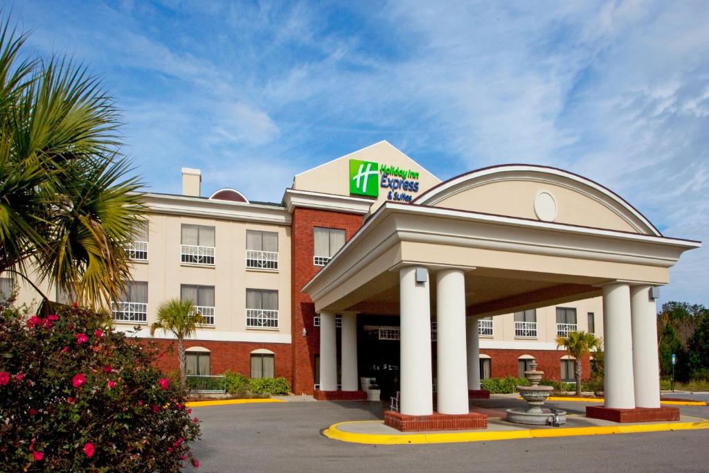 Holiday Inn Express & Suites Quincy I-10 an IHG Hotel - main image