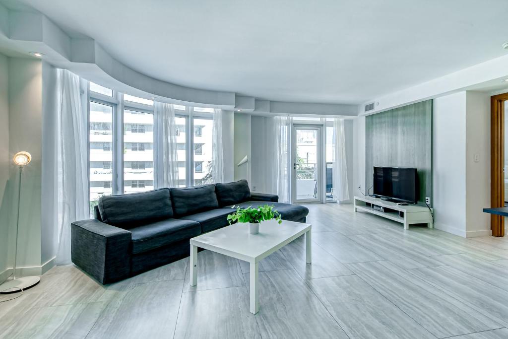 Modern Ocean Drive Condo in the Heart of Sobe! - image 2