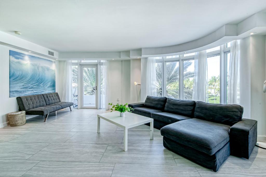 Modern Ocean Drive Condo in the Heart of Sobe! - image 3