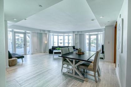 Modern Ocean Drive Condo in the Heart of Sobe! - image 5