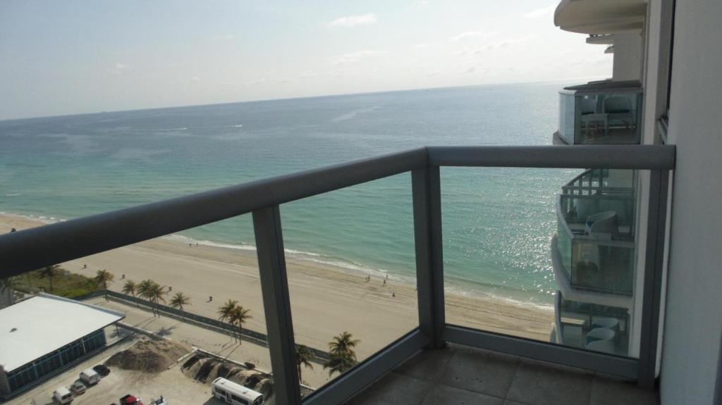 Sunny Isles ocean view 1 bedroom at Marenas Resort 20th - image 2