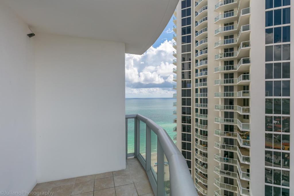 Ocean View Sunny Isles 2 bedroom at Marenas 19th - image 3