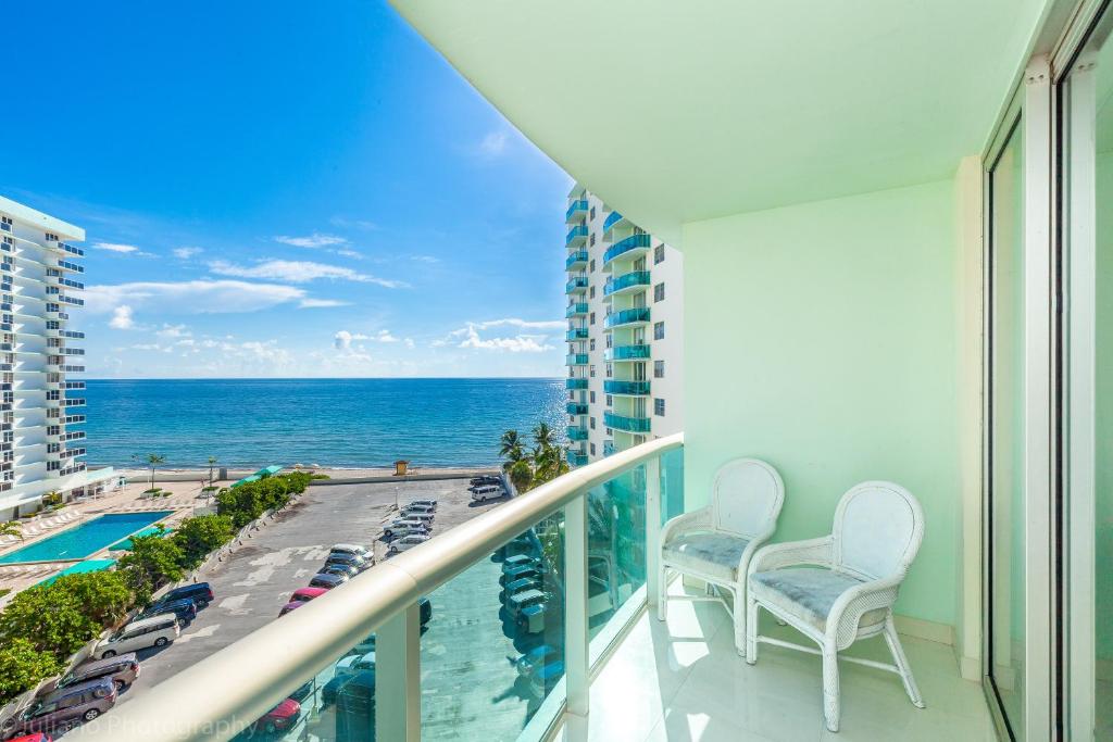 Beachfront 2 bedroom at Tides Hollywood 8th floor - image 5