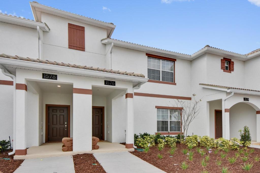 Charming Vacation Townhome with private pool CG1576 - image 5