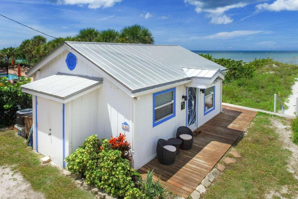 Binnie’s Beachfront Bungalow - main image