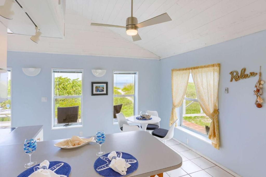 Binnie’s Beachfront Bungalow - image 2