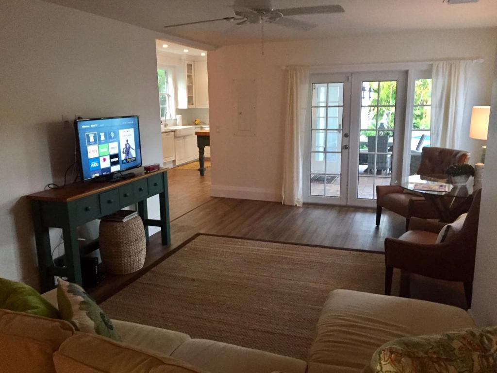 Palm Beach Oasis - 3bd3ba - Private Pool & Parking - image 5