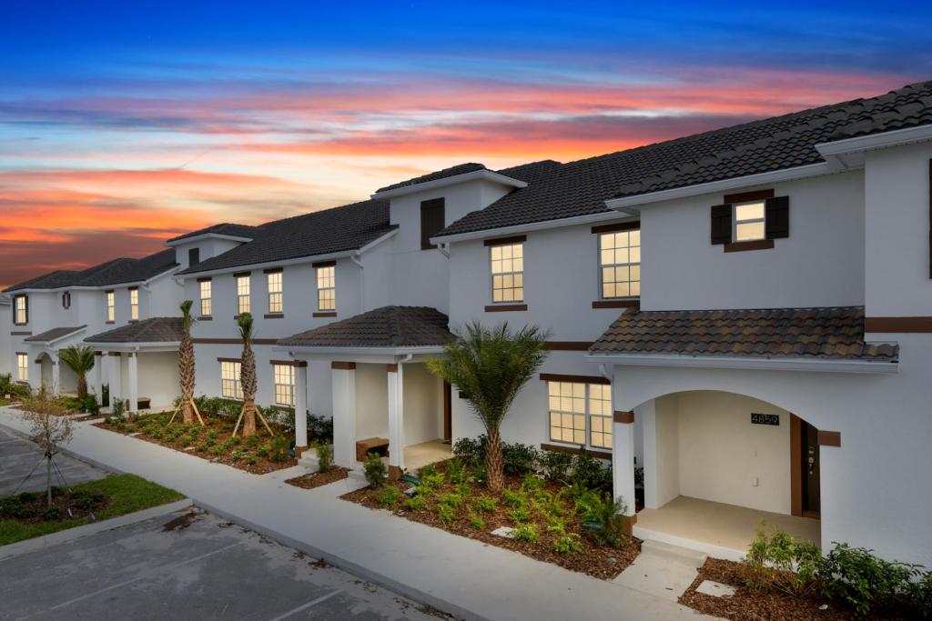 Four Bedrooms TownHome 4861 - image 3