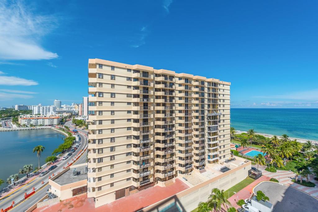 Direct Ocean View 2 Bedroom located at 1 Hotel & Homes -1122 - image 3