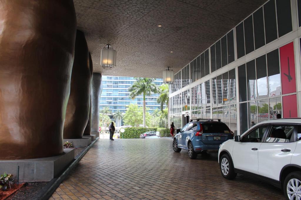 Luxury 5star Condo at 34th floor Icon Brickell 1 bed one bath - image 3