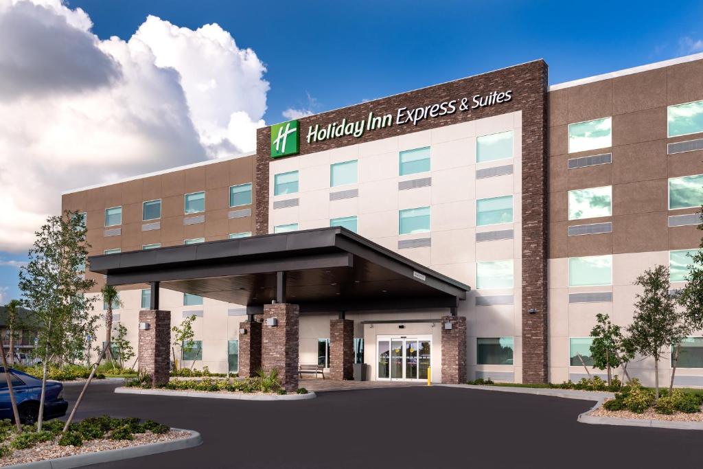 Holiday Inn Express & Suites - Punta Gorda an IHG Hotel - main image