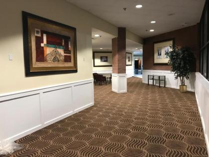 Days Inn & Suites by Wyndham Tallahassee Conf Center I-10 - image 3