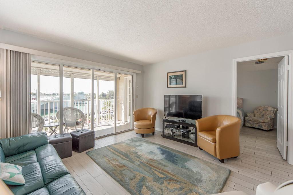 405 Beach Place Condos - image 5