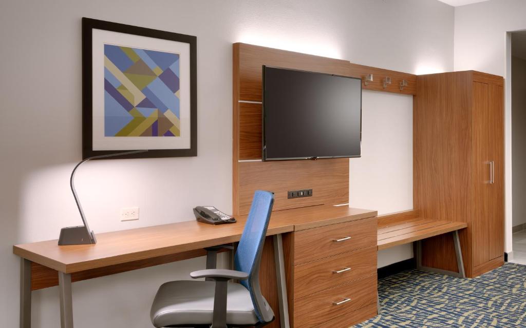 Holiday Inn Express & Suites - Gainesville I-75 an IHG Hotel - image 3