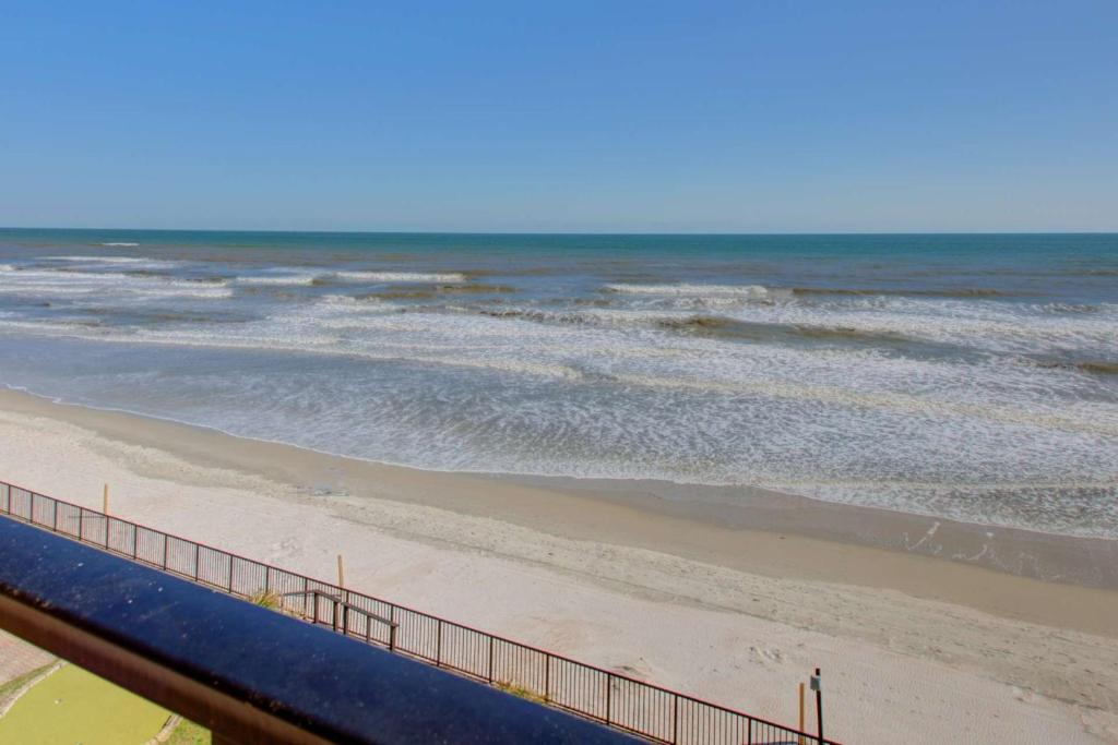 Beach Condo Unit #435 - image 4