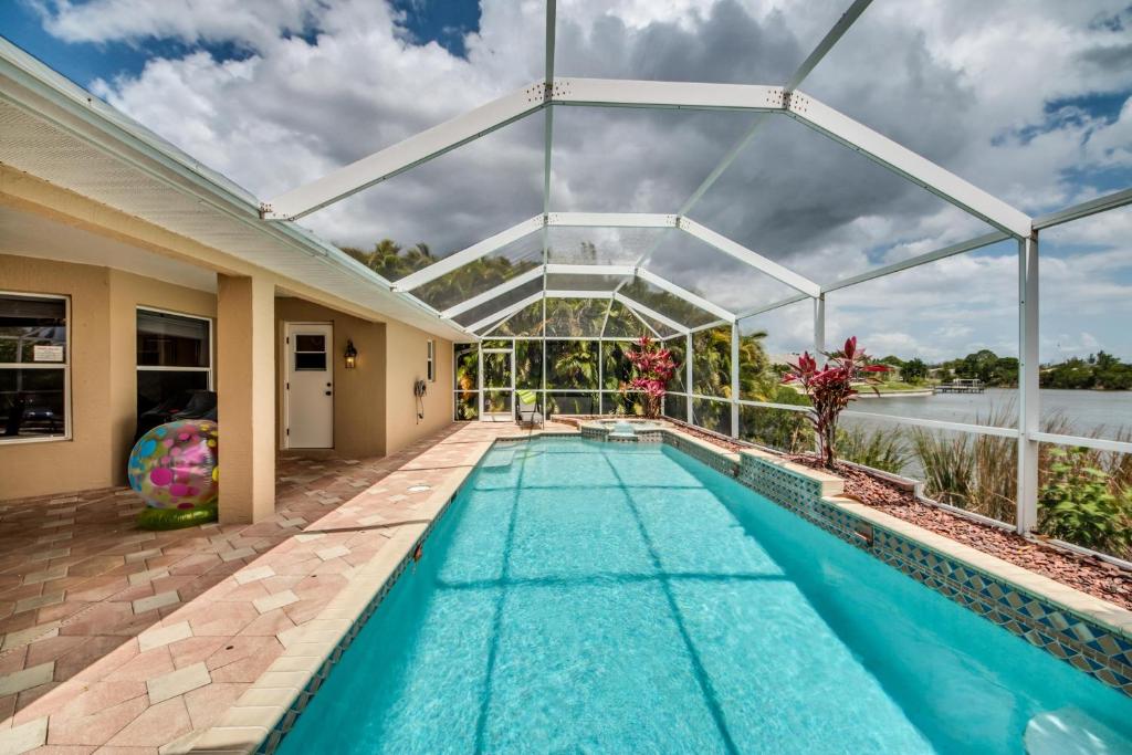 Villa On The Lake Cape Coral - image 5