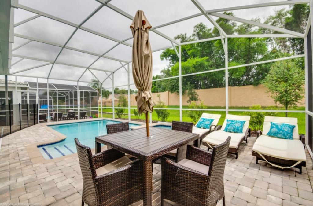 Elegant Centerpiece Pool Retreat in Champion Gates - image 4