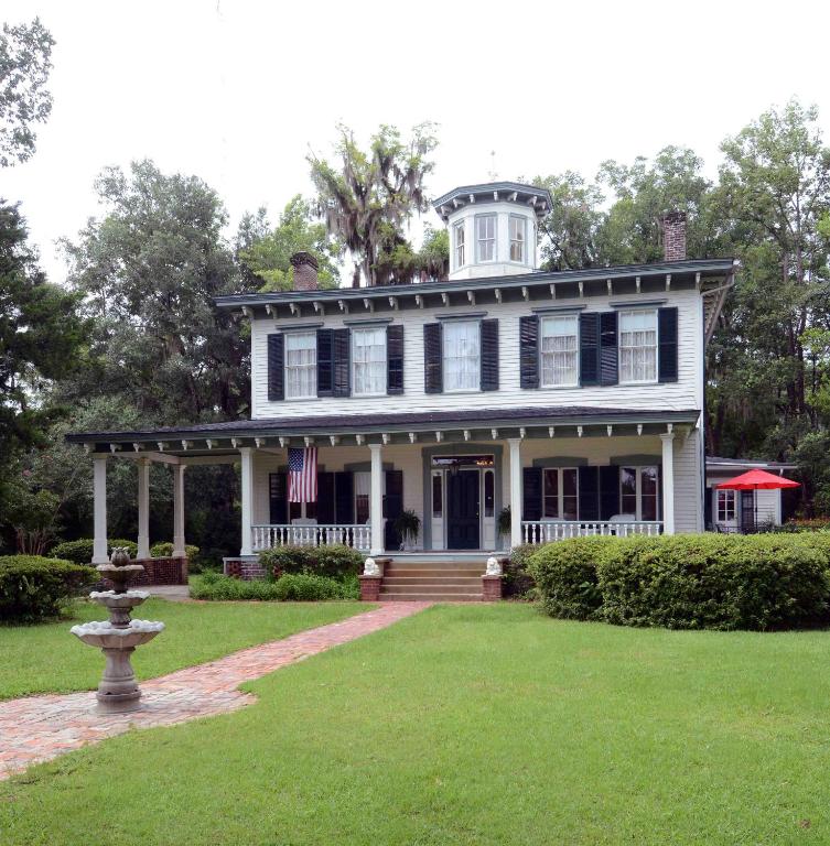 1872 Denham Inn - main image