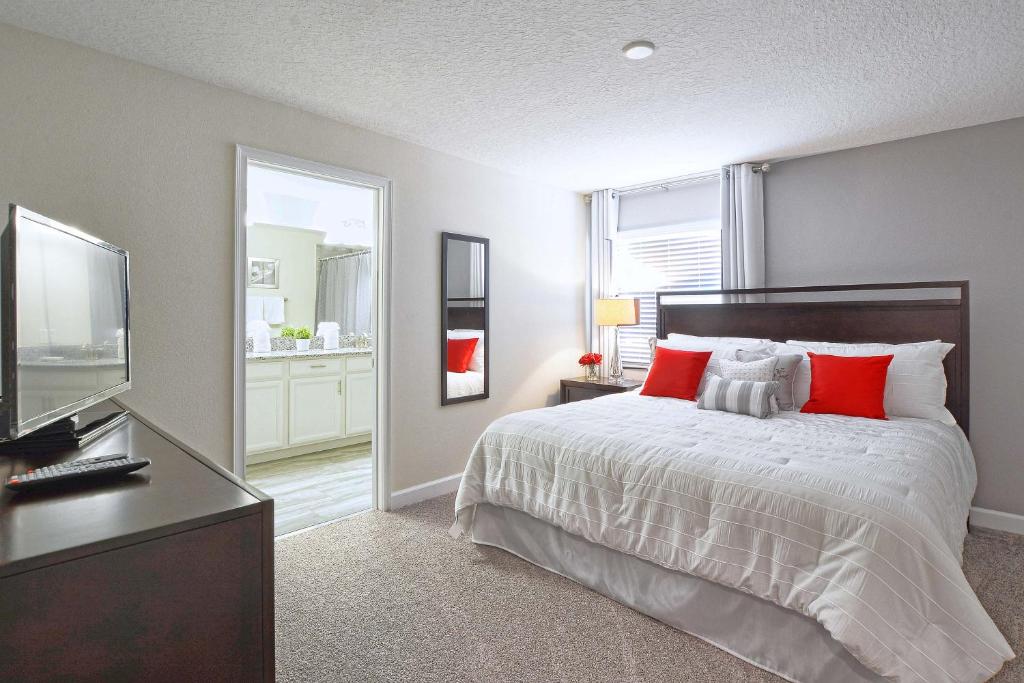 Storey Lake-5 Bedroom Townhouse w/Splashpool-1617ST - image 2