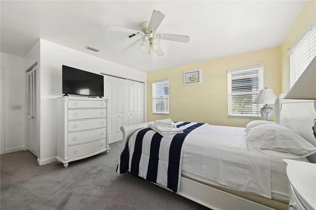 Morning Star 4 Bedrooms Sleeps 10 Pet Friendly Ocean Front - image 3