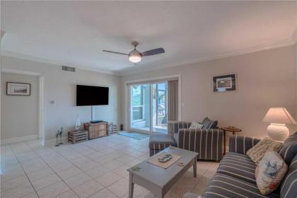 Madeira Beach Yacht Club 275A 2 Bedrooms Pool Access WiFi Sleeps 4 - image 2