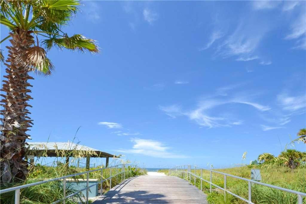 Madeira Beach Yacht Club 275A 2 Bedrooms Pool Access WiFi Sleeps 4 - image 3