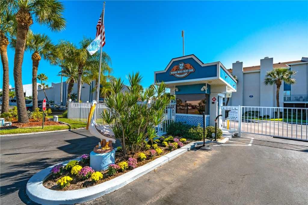 Madeira Beach Yacht Club 215F 2 Bedrooms Pool Access Spa WiFi Sleeps 6 - image 2