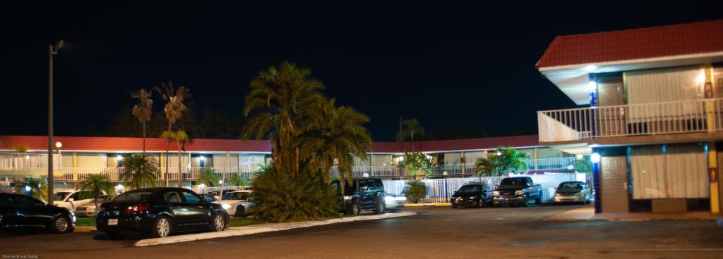 Express Inn & Suites - 5 Miles from St Petersburg Clearwater Airport - image 2