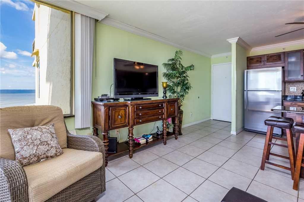 Estero Beach & Tennis 805A1 Bedroom Sleeps 4 Heated Pool Elevator - image 4