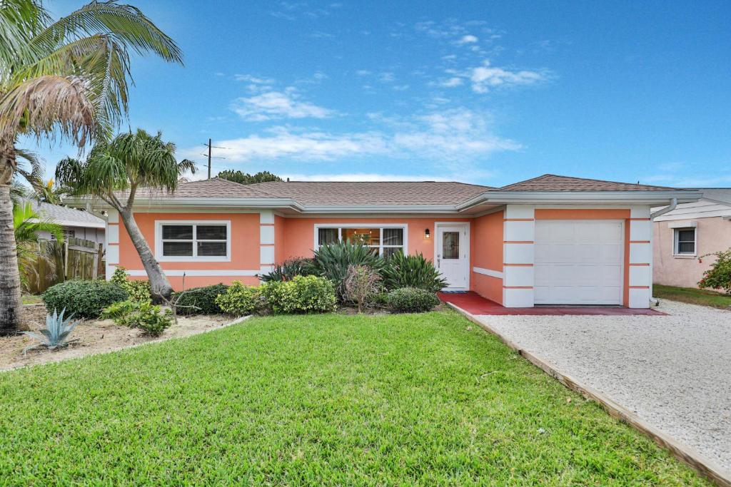 Cocoa Beach Bungalow - main image