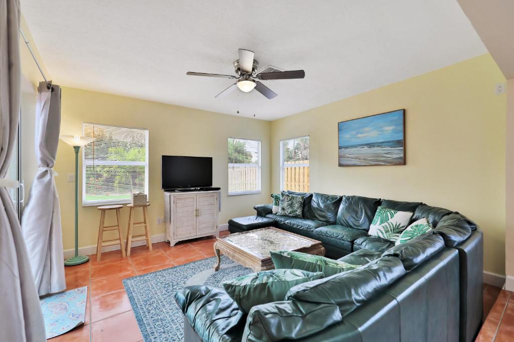 Cocoa Beach Bungalow - image 3