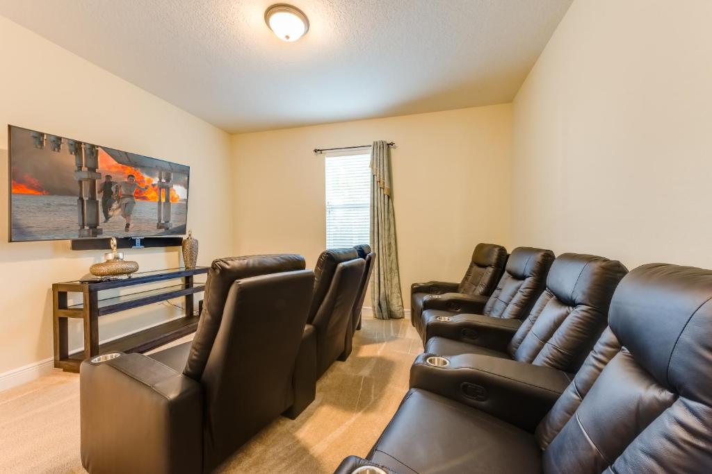 Cozy Home with Media Room near Disney World - 7614B - image 2