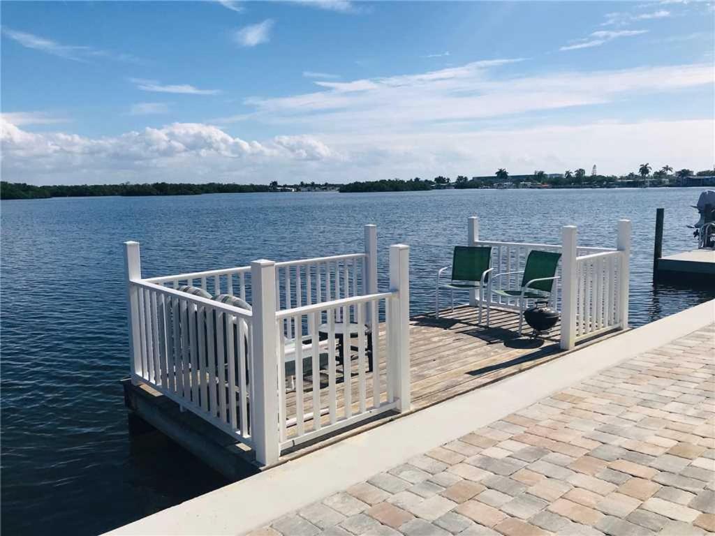 Emily 46 2 Bedrooms Bay Front WiFi Boat Dock Sleeps 6 - main image