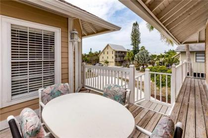 Anchors Away B 1 Bedroom Upper Level Bay Views Fort myers Beach