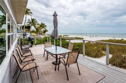 Sandy toes Cottage 2 Bedrooms Sleeps 6 Beach Front WiFi