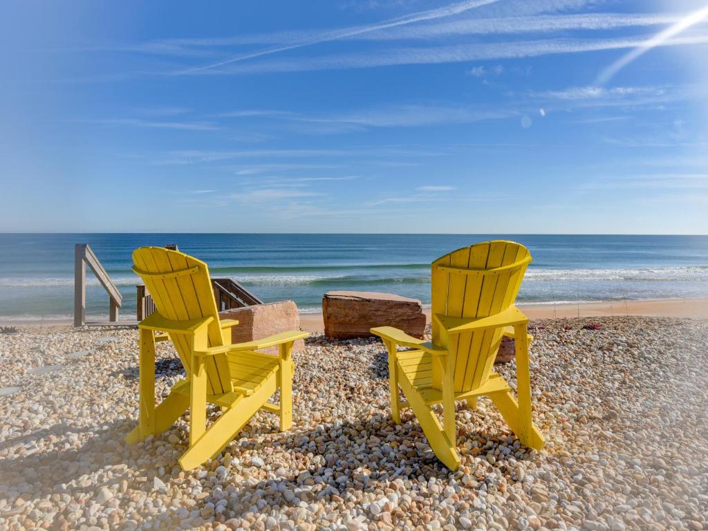 Sunshine House 3 Bedrooms Sleeps 8 Ocean Front Pet Friendly WiFi - main image