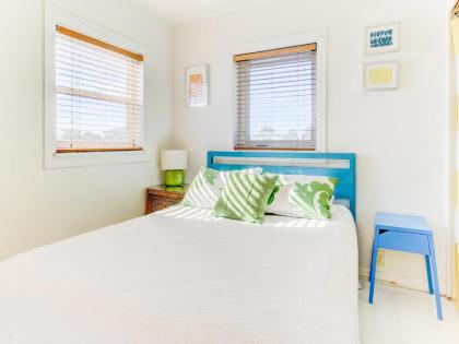 Sunshine House 3 Bedrooms Sleeps 8 Ocean Front Pet Friendly WiFi - image 15