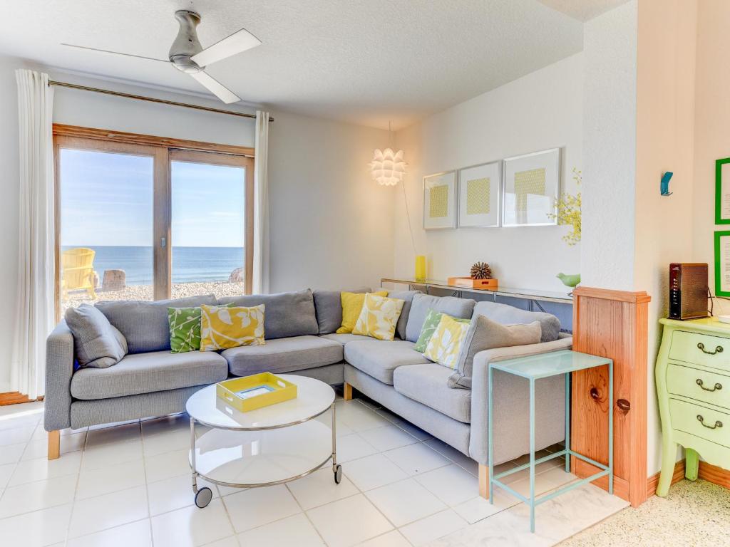 Sunshine House 3 Bedrooms Sleeps 8 Ocean Front Pet Friendly WiFi - image 2