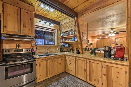 Munds Park Cabin with Furnished Deck and Fire Pit! - main image