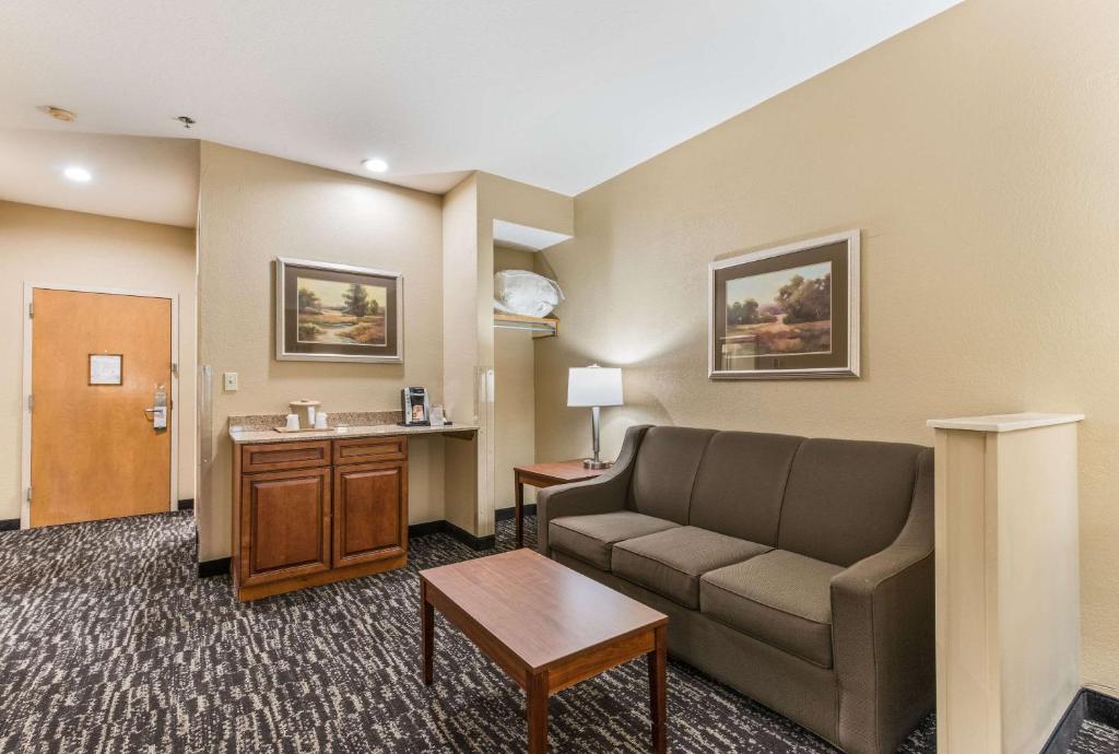 Quality Inn & Suites Hendersonville - Flat Rock - image 6