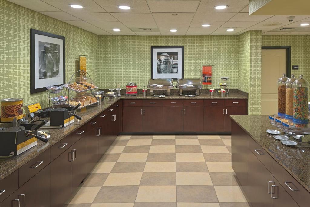 Hampton Inn and Suites Asheville Airport - image 2