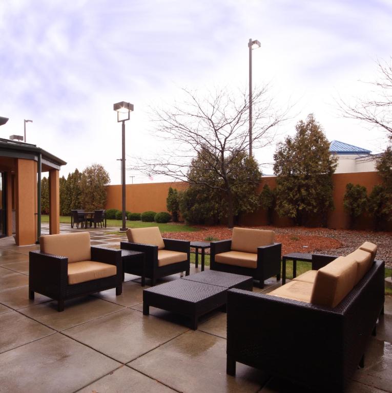 Courtyard by Marriott Flint - image 2