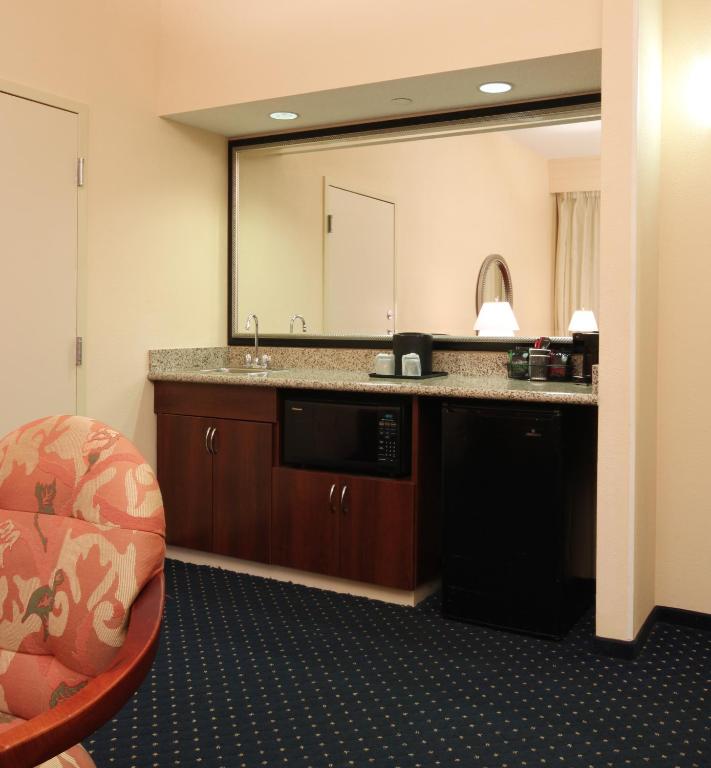 Courtyard by Marriott Flint - image 6