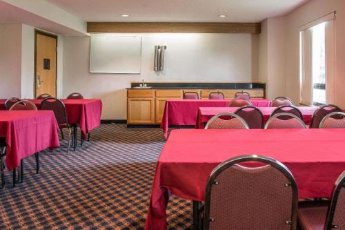 Days Inn by Wyndham Flint/Bishop International Airport - image 3