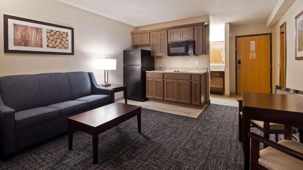 Best Western Plus Flint Airport Inn & Suites - image 3