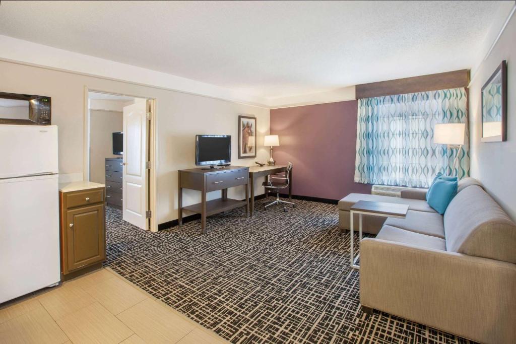 La Quinta by Wyndham Cincinnati Airport Florence - image 7