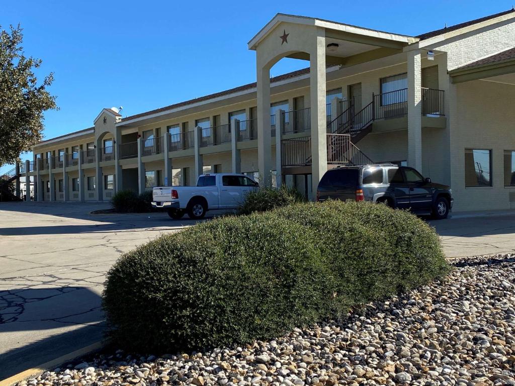 SureStay Hotel by Best Western Floresville - main image