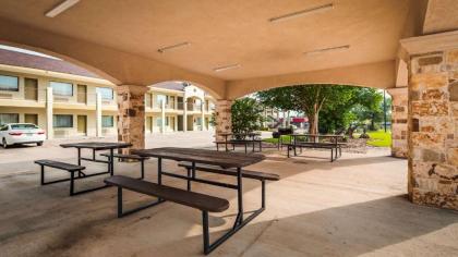 SureStay Hotel by Best Western Floresville - image 3