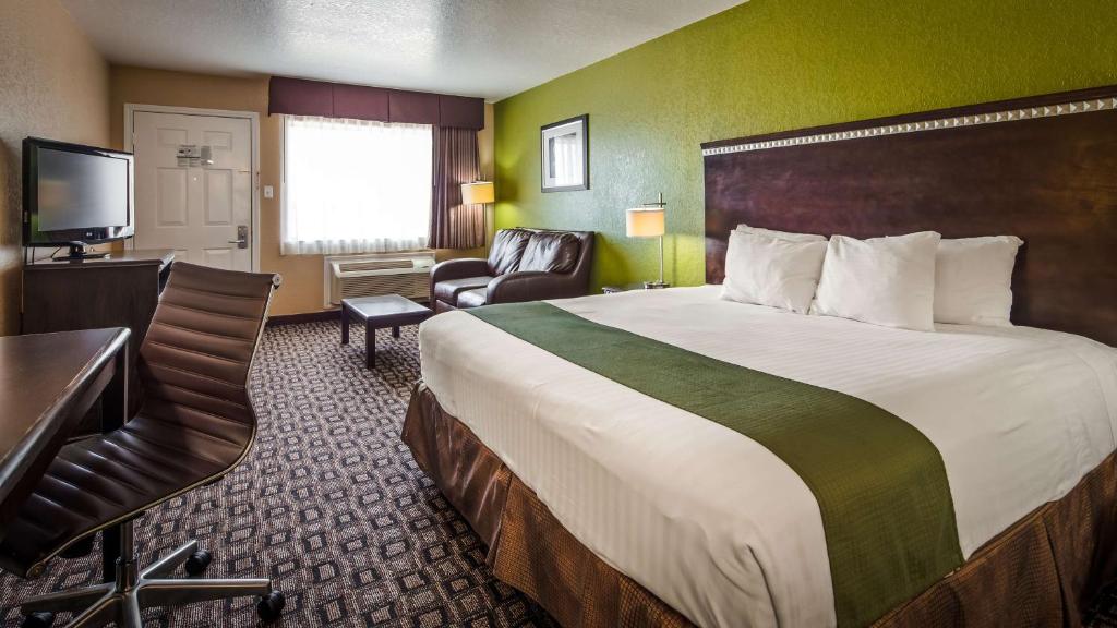 SureStay Hotel by Best Western Floresville - image 4