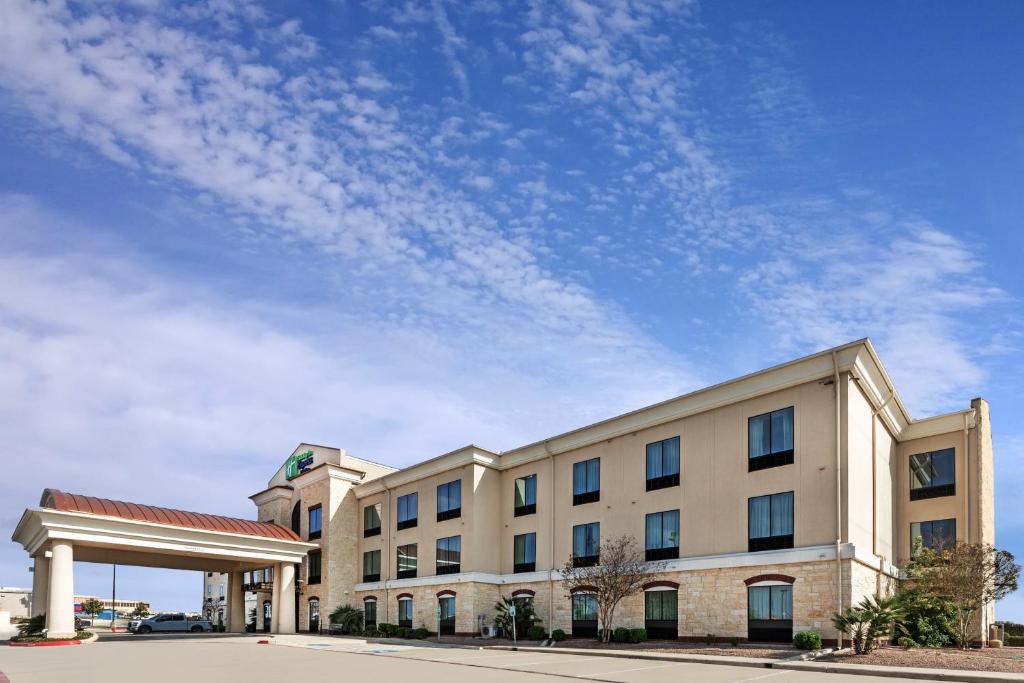 Holiday Inn Express Hotel & Suites Floresville an IHG Hotel - main image